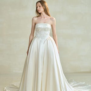ADÉLIE | Seidenbrautkleid | Handbestickt | Voluminöser Rock | Brautkleid mit verdecktem Korsett