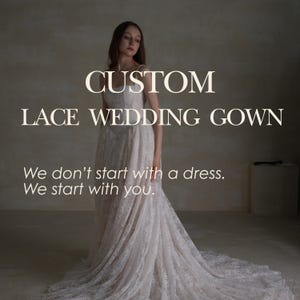Op de afbeelding: Een vloerlange witte kanten trouwjurk met een aansluitend lijfje en een volle, zwierige rok. De tekst CUSTOM LACE WEDDING GOWN en We don't start with a dress. We start with you. is in een wit schreefloos lettertype over de afbeelding geplaatst.