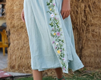 Blaues Brautkleid PAISLEY, besticktes Leinenkleid lang, nicht traditionelles Brautkleid, lässiges Wickelhochzeitskleid, Kleid für Hochzeitsgäste