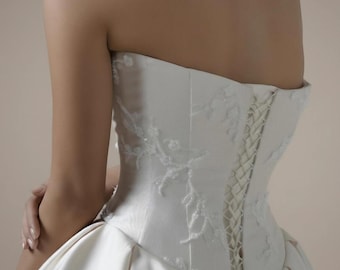 MORENA | Brautkleid aus Wolle und Seide | Baske Taille | Handgefertigtes florales Oberteil | Trägerloses Ballkleid