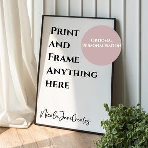 以下が含まれることがあります： 「PRINT AND FRAME ANYTHING HERE」の黒い文字が入った額入りのプリント。ピンク色の円には「OPTIONAL PERSONALISATION」と書かれています。アーティストのサイン「Nicola Jane Creates」が下にあります。