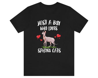 以下が含まれることがあります： 白い文字で「Just a boy who loves Sphynx cats」と書かれた黒いTシャツ。Tシャツの中央には、赤いハートで囲まれたスフィンクス猫の漫画が描かれている。