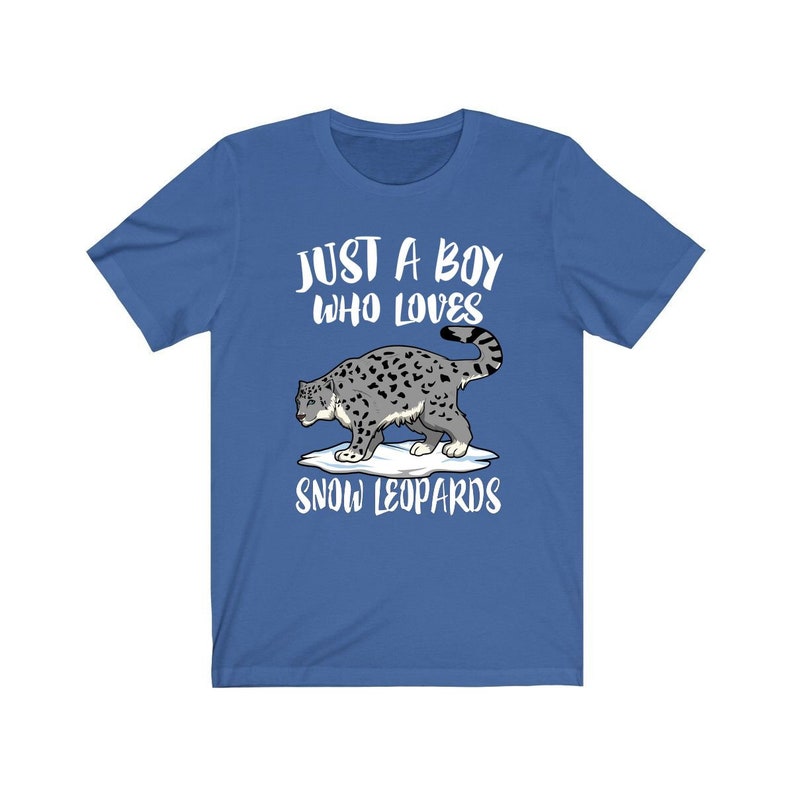 Pu&ograve; includere: Una t-shirt blu reale con una grafica bianca di un leopardo delle nevi che cammina su una macchia di neve. Il testo "Just a boy who loves snow leopards" &egrave; stampato in bianco sotto l'immagine.