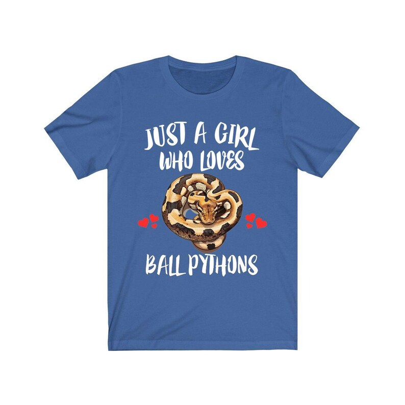 K&ouml;nnte beinhalten: Blaues T-Shirt mit dem Text "JUST A GIRL WHO LOVES BALL PYTHONS" in Wei&szlig;. Die Grafik zeigt eine zusammengerollte K&ouml;nigspython mit braunen und beigen Markierungen und zwei roten Herzen.