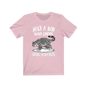 Pu&ograve; includere: Maglietta rosa con una grafica bianca di un leopardo delle nevi e il testo "Just a boy who loves snow leopards".