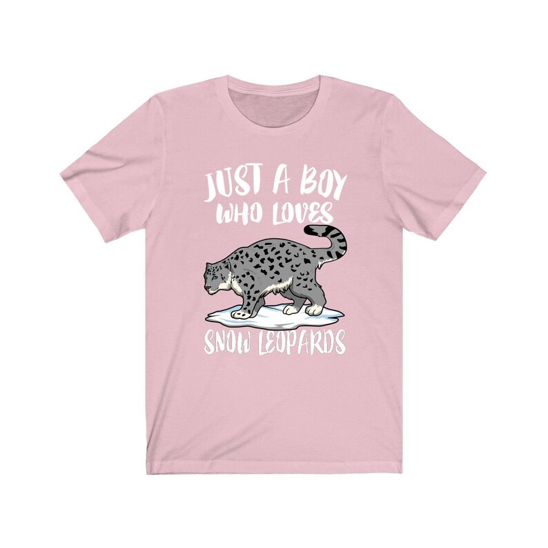 Pu&ograve; includere: Maglietta rosa con una grafica bianca di un leopardo delle nevi e il testo "Just a boy who loves snow leopards".