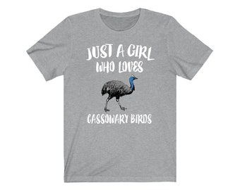 Op de afbeelding: Grijs T-shirt met de tekst "Just a girl who loves cassowary birds" en een illustratie van een zwarte en blauwe cassowary.