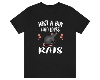 Peut inclure: T-shirt noir avec du texte blanc qui dit "Just a boy who loves rats". Un rat de dessin animé est représenté au centre du t-shirt.