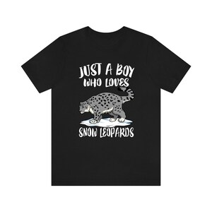 Pu&ograve; includere: Maglietta nera con una grafica bianca di un leopardo delle nevi e il testo "Just a boy who loves snow leopards".