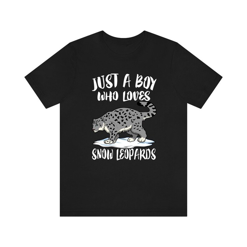 Pu&ograve; includere: Maglietta nera con una grafica bianca di un leopardo delle nevi e il testo "Just a boy who loves snow leopards".