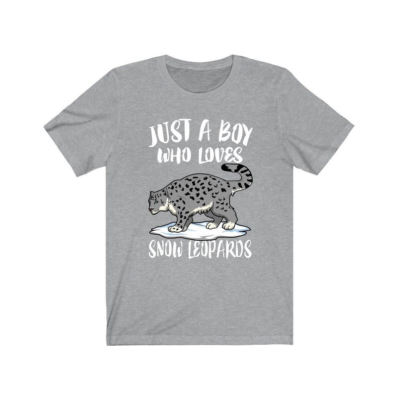 Pu&ograve; includere: Una maglietta grigia melange con il testo "Just a boy who loves snow leopards" e un'immagine di un leopardo delle nevi in stile cartone animato.