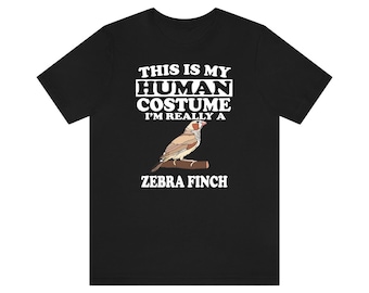 Könnte beinhalten: Schwarzes T-Shirt mit weißem Text, der "This is my human costume I'm really a zebra finch" lautet. Ein Cartoon-Zebra-Fink ist auf dem Shirt abgebildet.