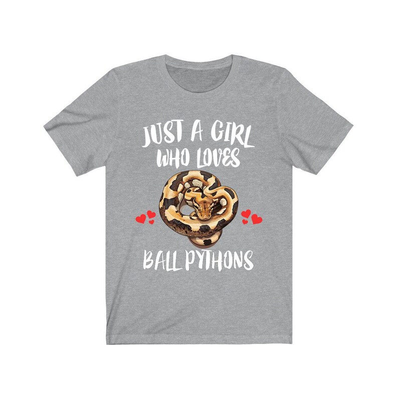 K&ouml;nnte beinhalten: Graues T-Shirt mit dem wei&szlig;en Text "JUST A GIRL WHO LOVES BALL PYTHONS". Das Shirt zeigt eine Grafik einer K&ouml;nigspython mit roten Herzakzenten.
