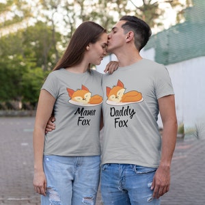 Könnte beinhalten: Ein Paar trägt passende graue T-Shirts mit einem schlafenden Fuchs-Motiv und dem Text "Mama Fox" und "Daddy Fox".