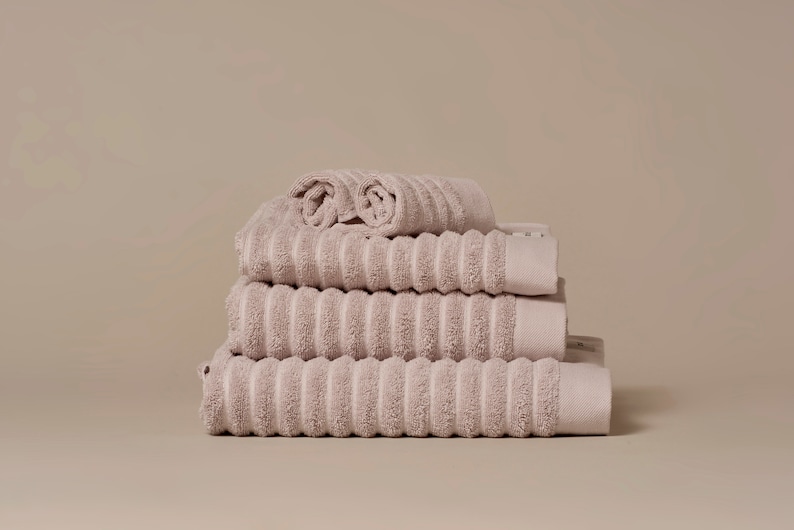 Luxury Organic Cotton Towels Sustainable Eco-friendly Bathroom Towels in Ribbed Design Light Grey