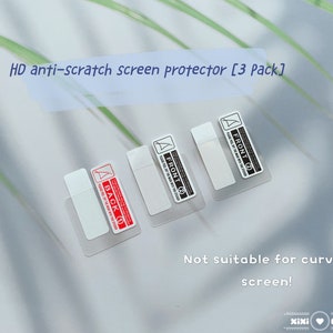 K&ouml;nnte beinhalten: Drei transparente Displayschutzfolien aus Kunststoff mit wei&szlig;en Etiketten. Die Etiketten tragen die Aufschrift "FRONT 2" und "BACK 1". Der Text "HD anti-scratch screen protector [3 Pack]" ist oben im Bild gedruckt. Der Text "Not suitable for curved screen!" ist unten im Bild gedruckt.