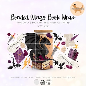 Puede incluir: Un diseño para envolver latas de vidrio con un dragón negro con alas extendidas, sentado sobre libros. El diseño incluye espadas, pergaminos, rosas y el texto "in my dragon era". La envoltura mide 24.77 cm x 12.7 cm.