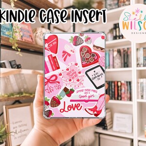 Pode incluir: Uma inserção transparente para capa de Kindle com um design rosa e branco. A inserção apresenta várias ilustrações, incluindo morangos, corações e uma bota de salto alto. O texto na inserção inclui "Love", "Spread those pages like a good girl" e "In my romance era".