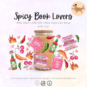 Op de afbeelding: Een digitaal ontwerp voor een 16oz glazen can wrap, met de tekst "Spicy Book Lovers". Het ontwerp bevat illustraties van chilipepers, harten, boeken en hete sausflessen. De wrap meet 24.77 cm x 12.7 cm.