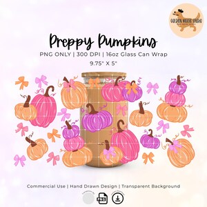 Op de afbeelding: Een digitaal ontwerp met de tekst "Preppy Pumpkins" en een glazen can-wrap ontwerp. Het ontwerp bevat roze en oranje pompoenen met strikken. De afmetingen zijn 24,77 cm x 12,7 cm.