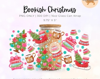 May include: A glass can wrap with a festive "Bookish Christmas" design. The wrap features stacks of books, gingerbread mugs, Christmas trees, and a snow globe, all in a whimsical style. The wrap is 24.77 cm x 12.7 cm and designed for a 473 ml glass can.