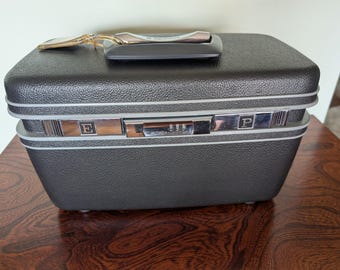 Late 70's style Samsonite train case with combo locks.Perfect condition.