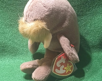 Jolly MINT RARE Ty " Jolly " was Born With Errors in 1996 which makes this Vintage Retired Walrus Unique being highly sought after..