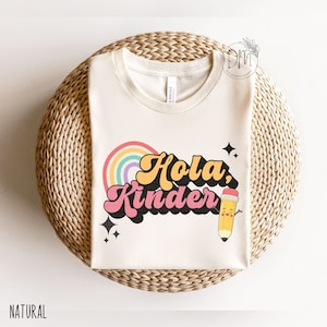 Maestra Shirt, Maestra de Kinder Shirt, Hola Kinder Shirt, Spanish Kindergarten Teacher, Maestra Bilingue, Bilingual Teacher, Maestra Latina