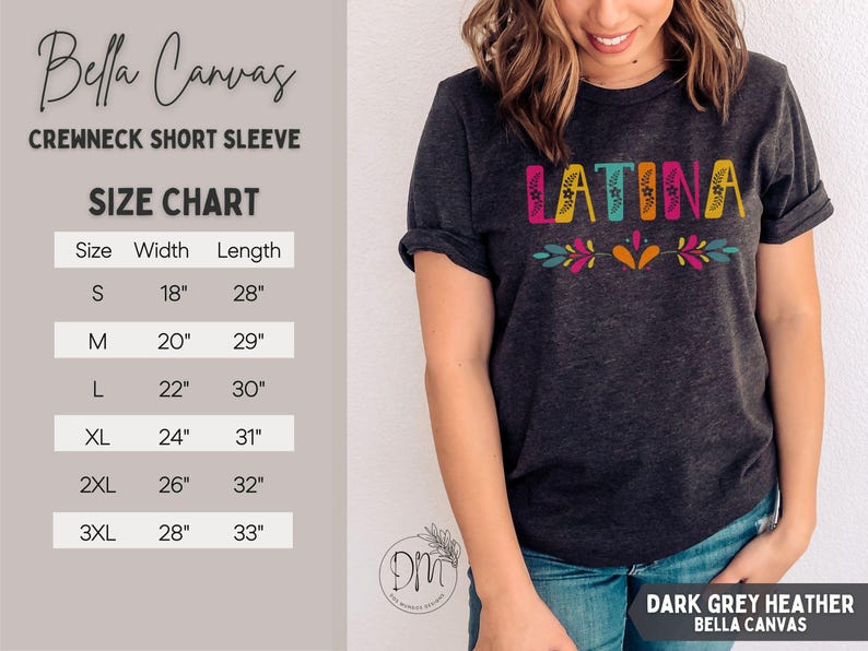 Puede incluir: Camiseta de manga corta con cuello redondo Bella Canvas gris oscuro jaspeado. La palabra "LATINA" est&aacute; impresa en la parte delantera en letras coloridas con detalles florales. La tabla de tallas muestra medidas en cm para tallas S a 3XL.