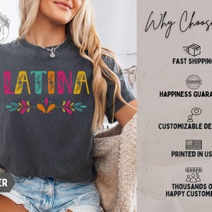 Puede incluir: Camiseta gris oscuro con la palabra "LATINA" en letras coloridas y florales. La imagen tambi&eacute;n incluye el texto "Why Choose Us" e iconos de env&iacute;o r&aacute;pido, garant&iacute;a de felicidad, dise&ntilde;os personalizables e impresi&oacute;n en EE. UU.