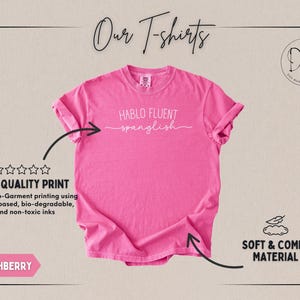 K&ouml;nnte beinhalten: Ein leuchtend pinkfarbenes T-Shirt mit dem Schriftzug "HABLO FLUENT spanglish" in wei&szlig;er Schrift. Das Shirt ist mit "Crunchberry" gekennzeichnet und verf&uuml;gt &uuml;ber einen hochwertigen Druck, der mit wasserbasierten, biologisch abbaubaren und ungiftigen Tinten hergestellt wurde. Das Shirt besteht aus weichem und bequemem Material.