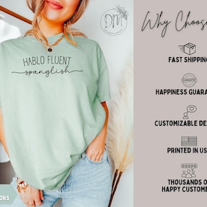 K&ouml;nnte beinhalten: Hellgr&uuml;nes T-Shirt mit dem Text "HABLO FLUENT spanglish" in schwarzer Schrift. Das Shirt geh&ouml;rt zur "BAY COMFORT COLORS" Kollektion. Das Bild enth&auml;lt auch Text mit "Why Choose Us" mit Symbolen und Beschreibungen.