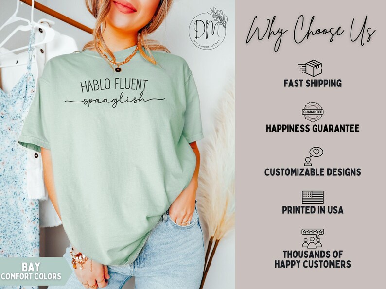 K&ouml;nnte beinhalten: Hellgr&uuml;nes T-Shirt mit dem Text "HABLO FLUENT spanglish" in schwarzer Schrift. Das Shirt geh&ouml;rt zur "BAY COMFORT COLORS" Kollektion. Das Bild enth&auml;lt auch Text mit "Why Choose Us" mit Symbolen und Beschreibungen.