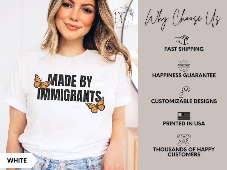 Pu&ograve; includere: Una t-shirt bianca a maniche corte con la scritta nera "MADE BY IMMIGRANTS" centrata sul petto, affiancata da due illustrazioni di farfalle monarca arancioni e nere. La t-shirt &egrave; abbinata a un paio di jeans blu.