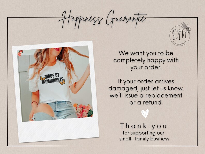 Pu&ograve; includere: Una t-shirt bianca con il testo nero MADE BY IMMIGRANTS e due grafiche di farfalle arancioni. L'immagine include una dichiarazione di garanzia di felicit&agrave;, un logo DM e una nota di ringraziamento per il supporto a una piccola impresa familiare.