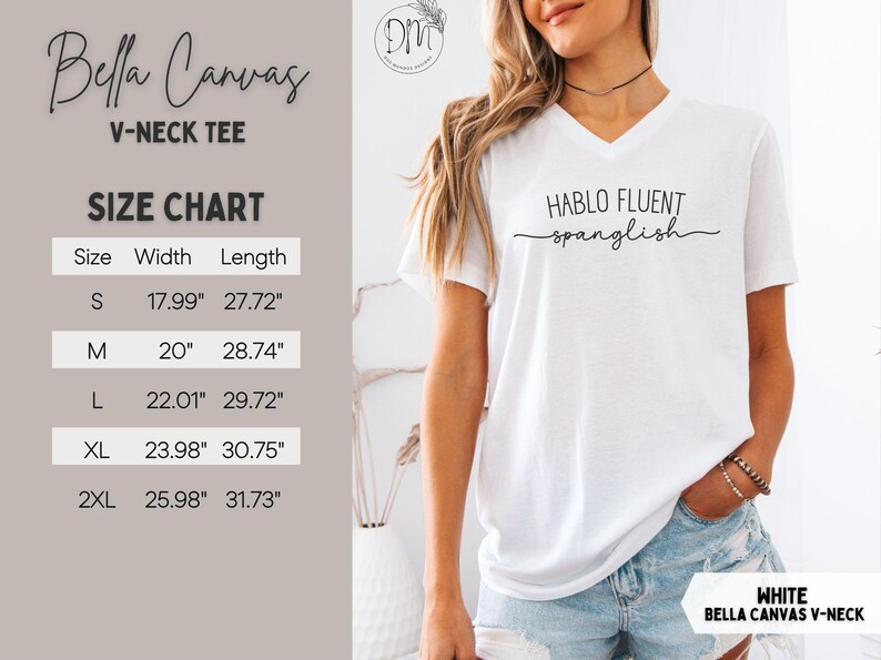 K&ouml;nnte beinhalten: Wei&szlig;es Bella Canvas V-Ausschnitt-T-Shirt mit dem Text "HABLO FLUENT spanglish" in schwarzer Schrift. Gr&ouml;&szlig;entabelle zeigt Ma&szlig;e in cm. Das Shirt ist ein Freizeitkleidungsst&uuml;ck.