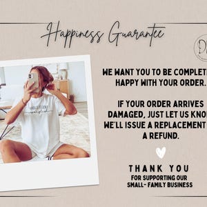 K&ouml;nnte beinhalten: Ein wei&szlig;es T-Shirt und Shorts-Set mit dem Text "HABLD FLUENT wanglish" wird in einem Bild im Polaroid-Stil gezeigt. Das Bild enth&auml;lt auch den Text "Happiness Guarantee" und eine Kundenzufriedenheitsnachricht.