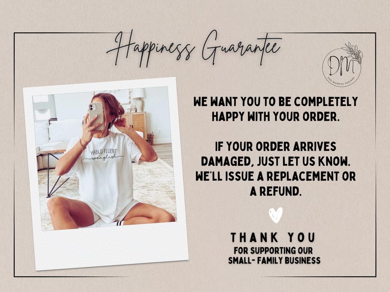 K&ouml;nnte beinhalten: Ein wei&szlig;es T-Shirt und Shorts-Set mit dem Text "HABLD FLUENT wanglish" wird in einem Bild im Polaroid-Stil gezeigt. Das Bild enth&auml;lt auch den Text "Happiness Guarantee" und eine Kundenzufriedenheitsnachricht.