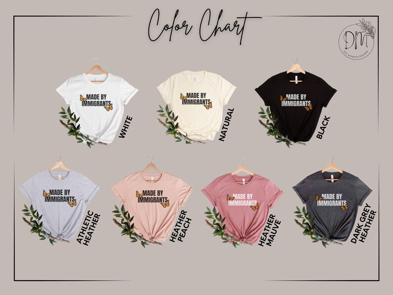 Pu&ograve; includere: Una tabella colori con sette magliette a maniche corte in bianco, naturale, nero, grigio melange, pesca melange, malva melange e grigio scuro melange. Ogni maglietta mostra il testo MADE BY IMMIGRANTS con due grafiche di farfalle arancioni.