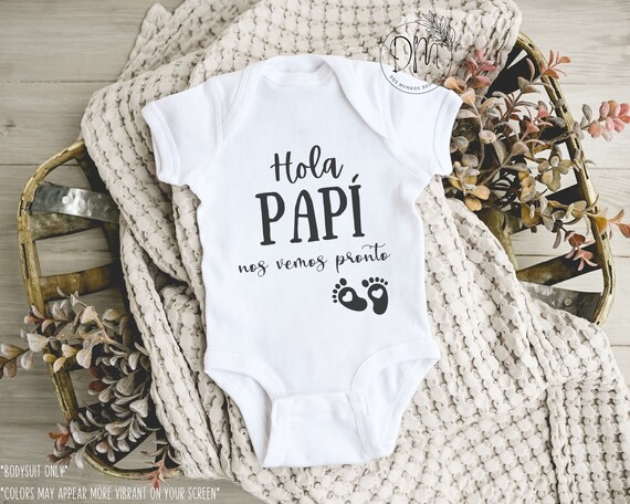 Hola Papi Nos Vemos Pronto Bodysuit, Pañalero, Anuncio De Embarazo