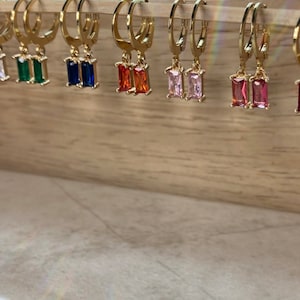 ゴールドダングルフープイヤリング、繊細なキュービックジルコニアのバゲットチャーム、小さなゴールドクリスタルフープ、サファイアブルー、グリーン、ピンク、パープル、オレンジ、レッド