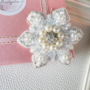 Snowflake beaded brooch Handmadecanada Handmade brooch Jewelry beaded brooch Small gift Winter brooch Christmas gift
