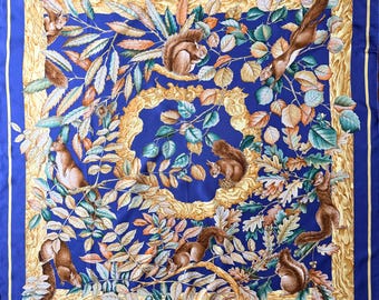 Foulard en soie HERMÈS CASSE-NOISETTE 1997 conçu par Antoine de Jacquelot