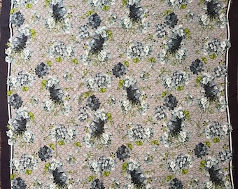 Châle en soie à fleurs et monogrammes GUCCI