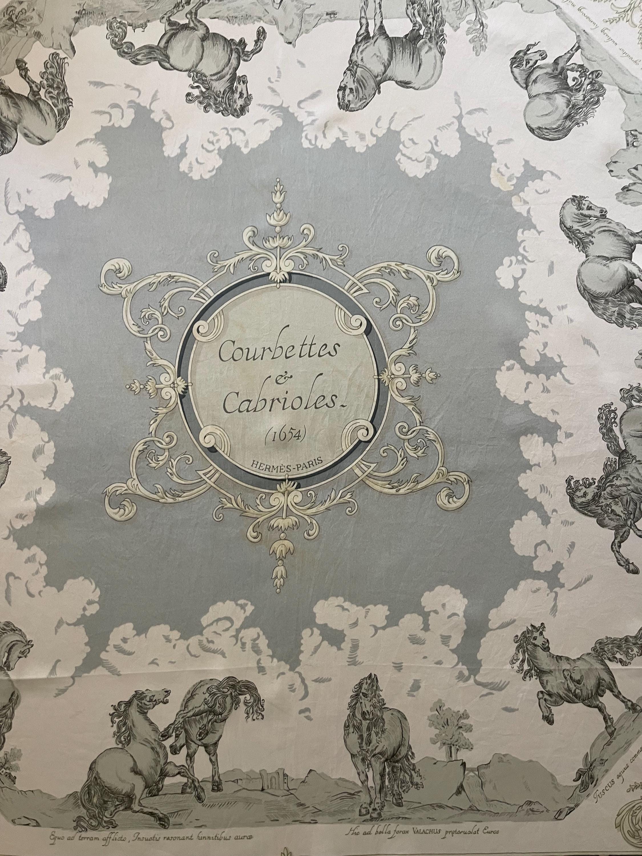Foulard Carré Hermès 'Courbettes Et Cabrioles' En Soie - Imprimé Animal Jaune - Occasion