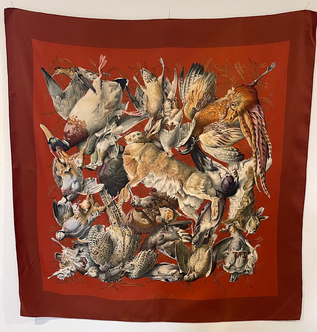 HERMÈS スカーフ　葉と鳥と蝶、蚕の絵柄 HERMÈS スカーフ 葉と鳥と蝶、蚕の絵柄