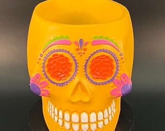 Boîte à fleurs jaune en forme de crâne en sucre
