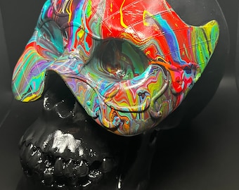Des visages en papier lors du défilé