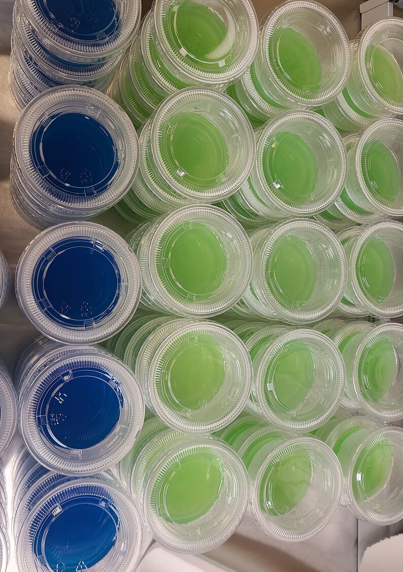 Sterile agar made with potato extract, lab grade yeast extract, a blend sugars, and optional antibiotics. Tested to produce potent, vigorous, and strong growth for mushroom mycelium. Psychedelic rhizomorphic growth spiral patterns on agar is normal!