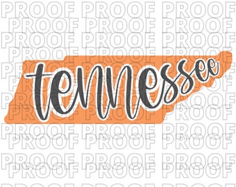 Könnte beinhalten: Eine orangefarbene Umrandung des Bundesstaates Tennessee mit dem Wort "tennessee" in schwarzer Kursivschrift.